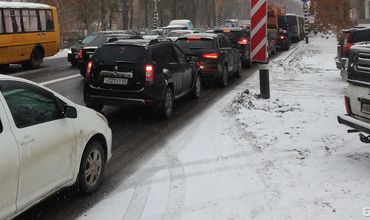 НИП призывает водителей избегать движения по улицам с пробками.