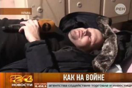 Оппозиционеры отвезли пострадавшего в гостиницу и вызвали ему скорую. Позднее журналиста отправили в больницу, где ему сделали операцию.