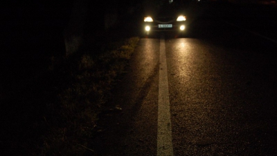 Accident la intrarea în satul Valea Perjei. Un cuplu care se afla într-o maşină a fost la un pas de a ajunge într-o groapă imensă săpată pe traseu.