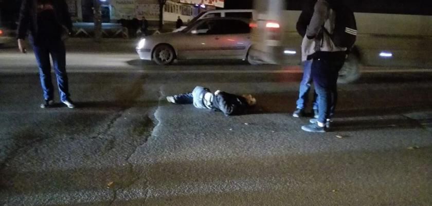 Un bărbat în stare de ebrietate a fost lovit în momentul în care trecea strada. Foto: Facebook.com // Ruslan Marciuc
