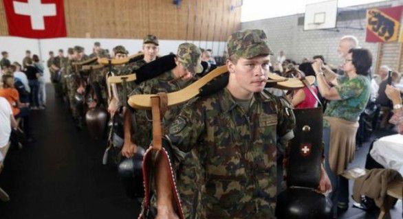 Elveţia se situează pe locul trei în lume în ceea ce priveşte numărul proprietarilor de arme. Foto: capital.ro
