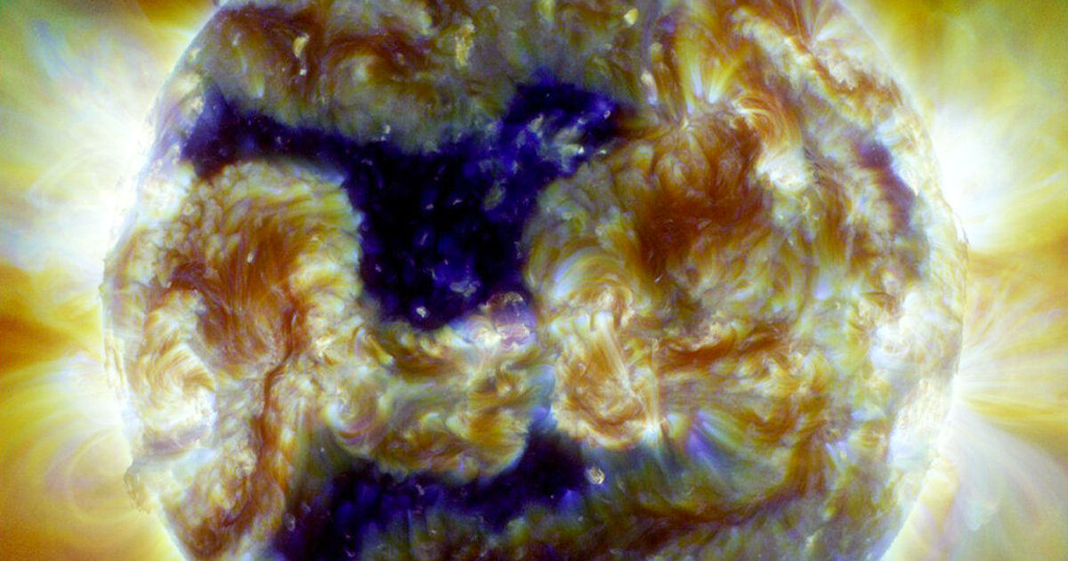 Spaceweather: O gaură de 62 de ori mai mare decât Pământul s-a format în corona solară.