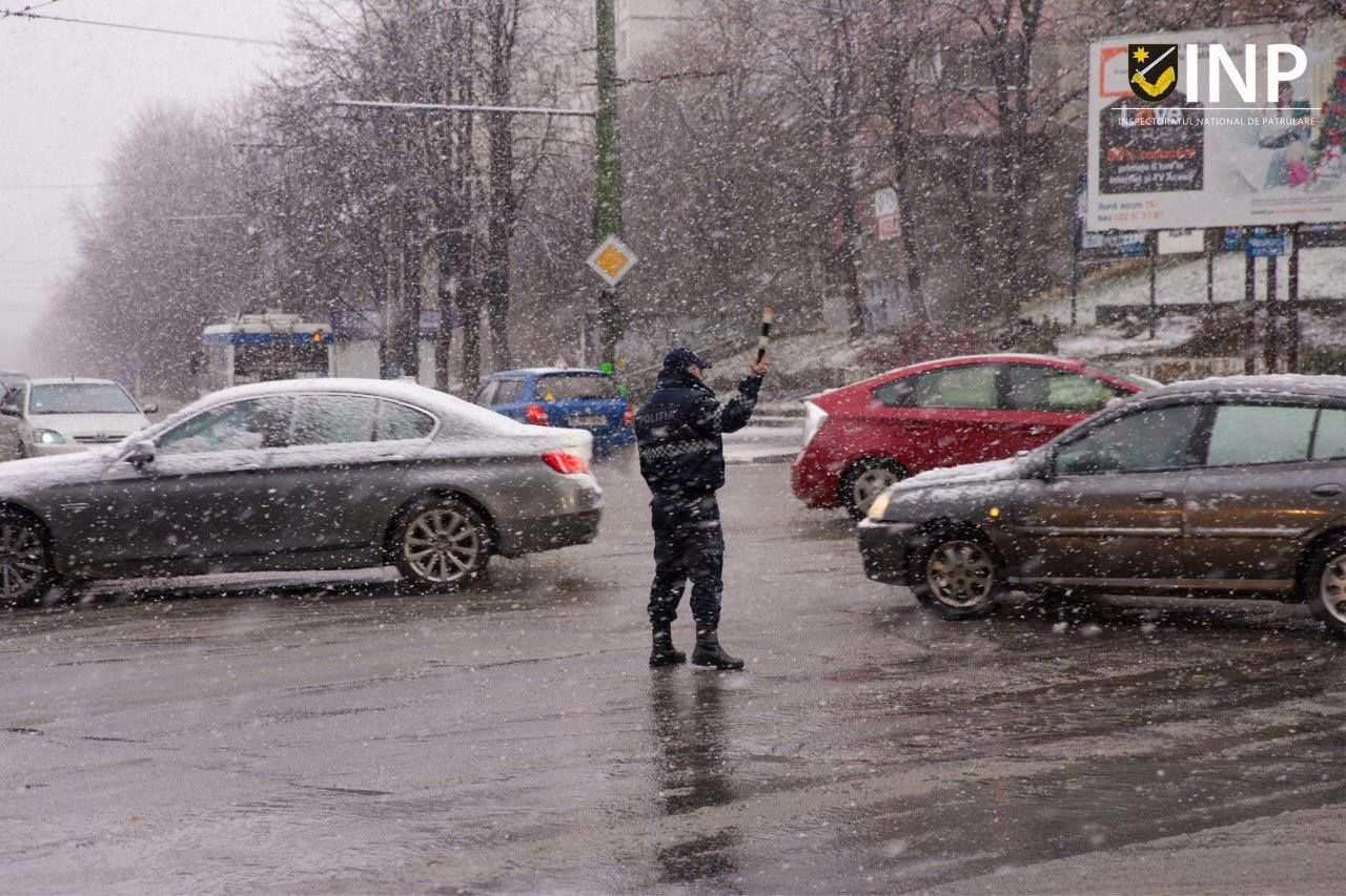 Prima zăpadă în Moldova: 47 de accidente, 3 decese şi 30 răniți