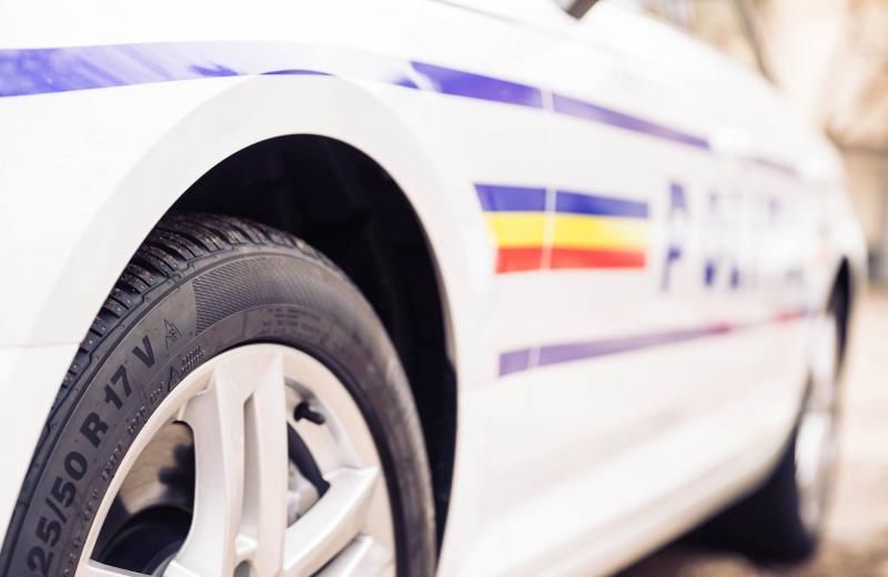 Un microbuz și un autoturism s-au ciocnit, pe DN 17. Accidentul ar fi fost provocat de un tânăr de 22 de ani.