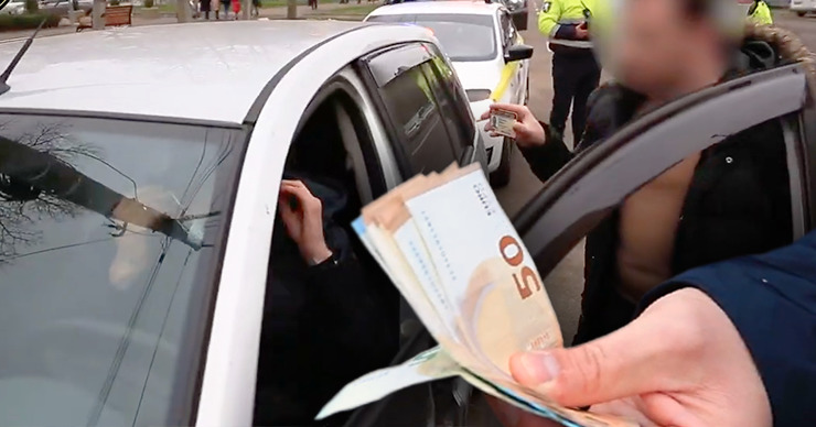 Правоохранителей взяли с поличным при получении 625 евро — второй части суммы. 