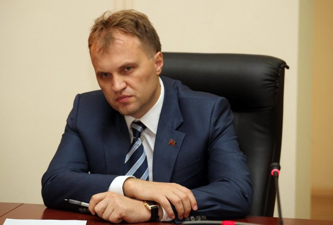  Evgheni Șevciuk, surprins pe o stradă din centrul Chișinăului