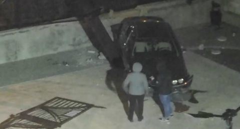 В столице водитель снес забор и въехал во двор.