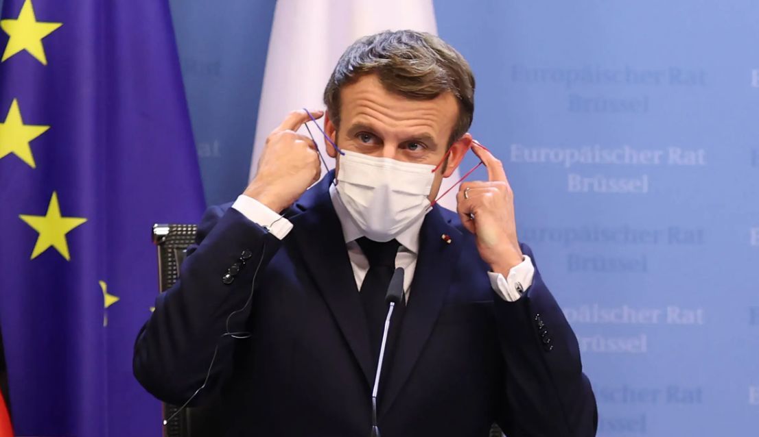 Макрон считает, что непривитые французы недостойны гражданства.