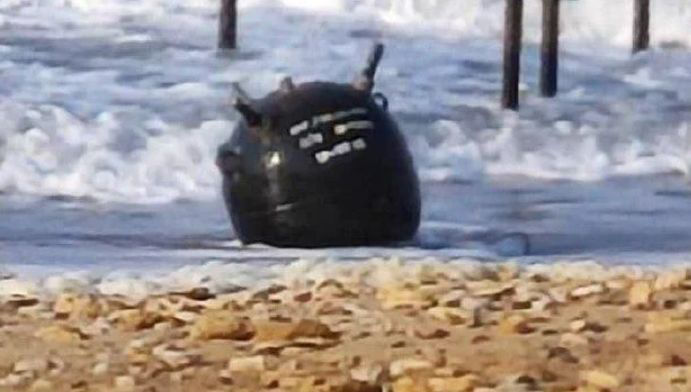 В Одесской области к побережью из Черного моря прибило мину.