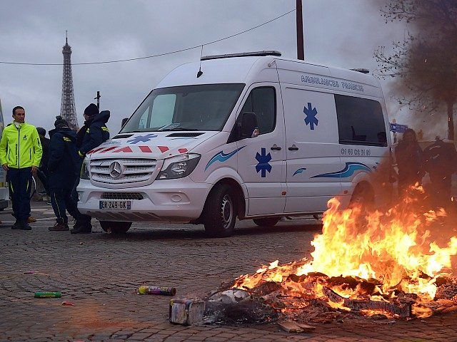 Около 100 машин скорой помощи заблокировали площадь Согласия в Париже.