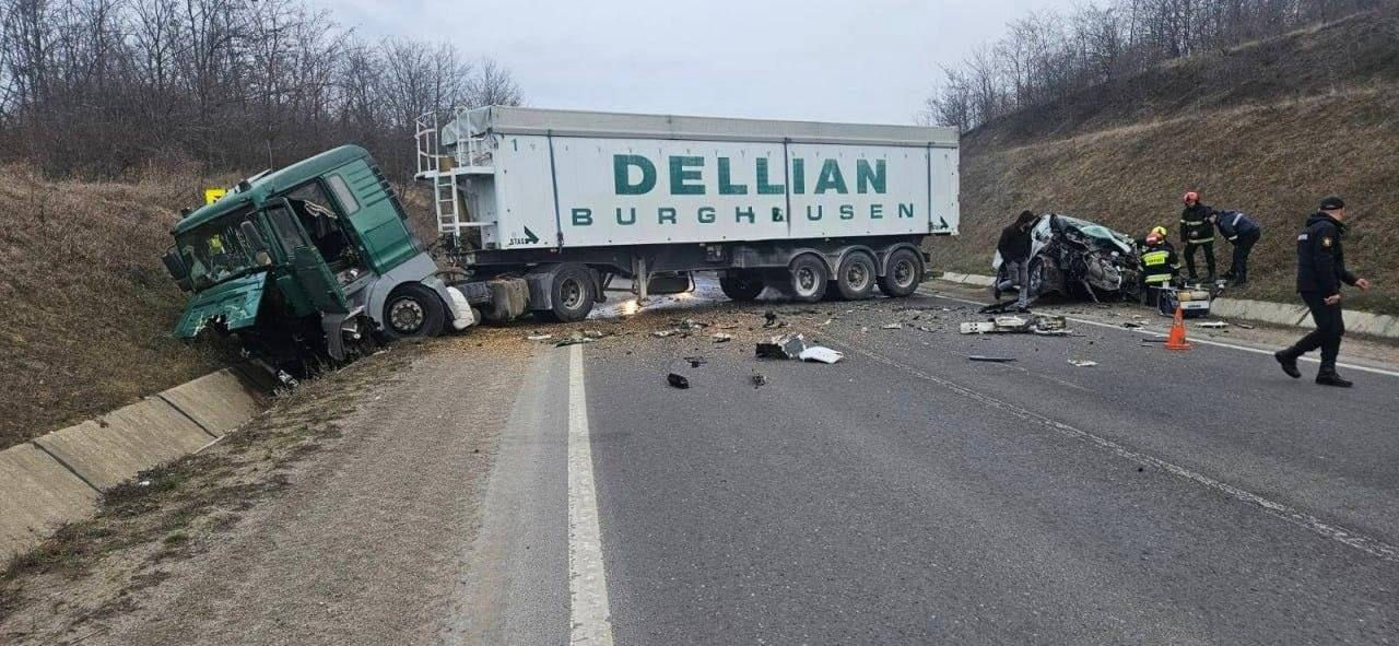 Accident mortal la Soroca: Un șofer a decedat, iar pasagera acestuia este în stare gravă.