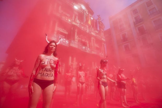 Protest topless la Pamplona fata de coride si cursele cu tauri. 