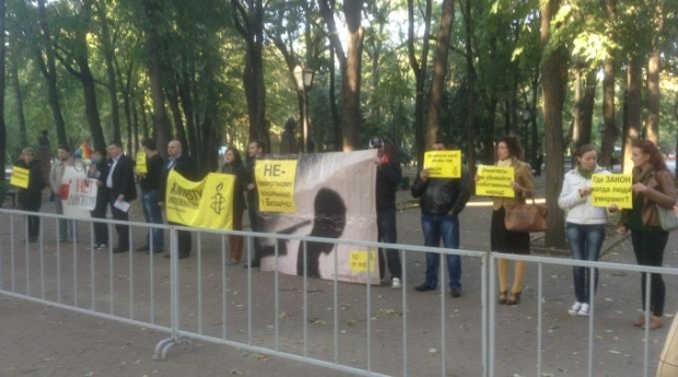 Președintele Republicii Belarus, Alexandr Lukașenko, a fost întâmpinat ieri cu proteste la Reședința de Stat a președintelui R. Moldova.