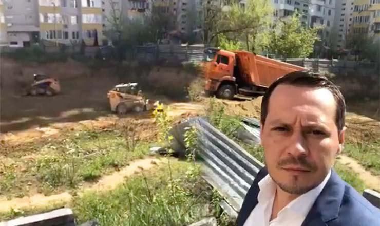 На улице Алба-Юлия засыпали заброшенный котлован.