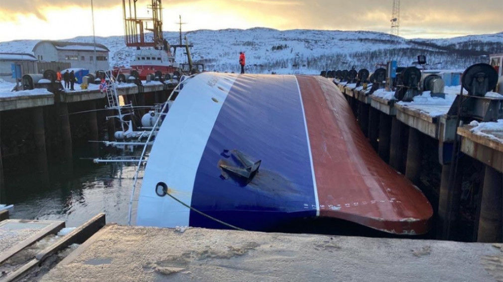 Российский траулер опрокинулся при спуске на воду в норвежском Киркенесе.