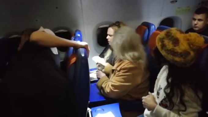 Scandal în avion. O rusoaică a răbufnit: Sunt soţia unui deputat. Foto: protv.ro