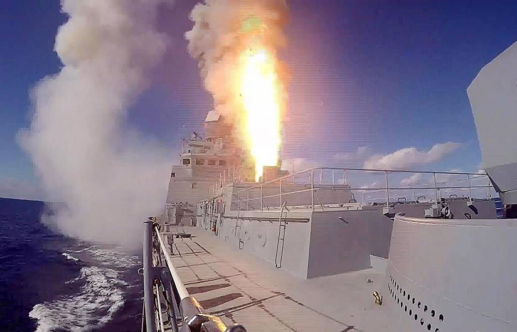 Корабль РФ из Черного моря нанес удар ракетами по целям на Украине.
