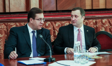 Partidul Democrat şi Partidul Liberal Democrat sunt acuzate de liberali că au decis deja formarea unei alianţe cu Partidul Comuniştilor, iar negocierile sunt mimate pentru a da vina, ulterior, pe PL.
