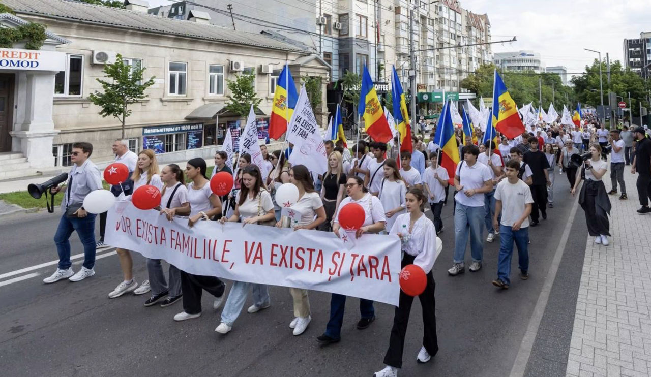 В центре Кишинева проходит «Марш семьи».