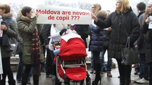 На эту акцию люди вышли из-за экономической ситуации в стране, скачков валютного курса и неудержимого роста цен, который буквально перечеркнул  их и без того скудный семейный бюджет.