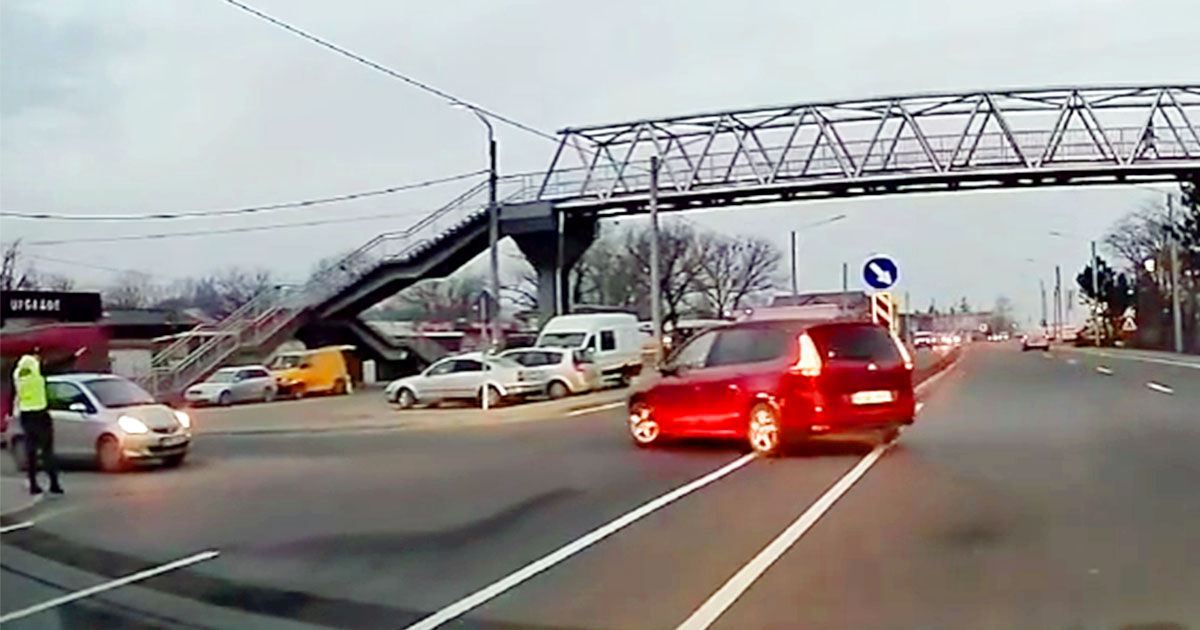 В Страшенах нанесли новую разметку, но водители нарушают ПДД.