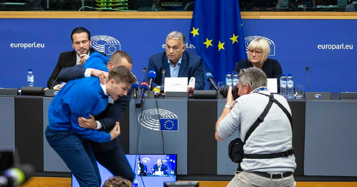 Выступление Орбана в Европарламенте прервали криками "Продал страну Путину".