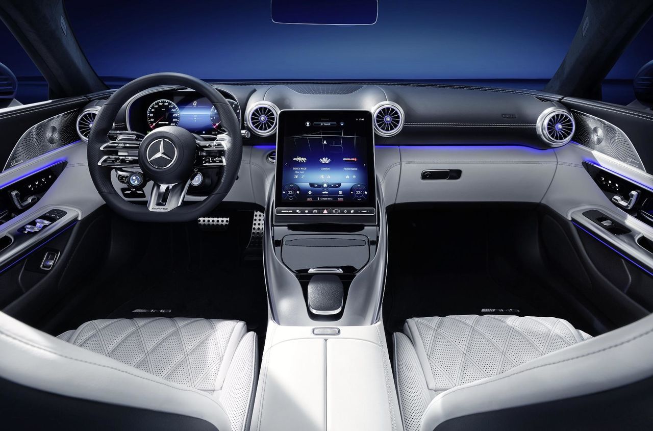 Mercedes-AMG показал салон нового SL.