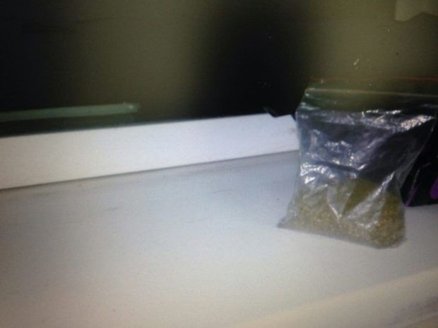 Expertiza urmează să stabilească ce fel de substanță avea individul la el. Cu toate acestea, bărbatul a încercat să convingă polițiștii că este vorba de ceai din plante.