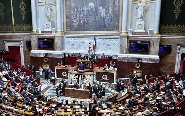 Во Франции депутатам парламента запретили брать на работу родственников.
