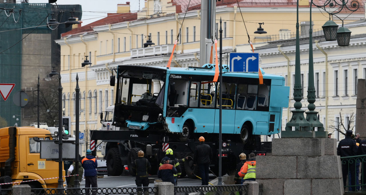 Водитель упавшего в реку в Петербурге автобуса назвал причину аварии