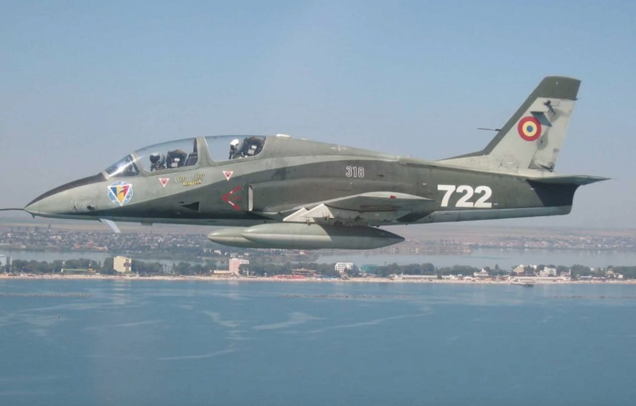 România testează avionul de mici dimensiuni IAR-99SM, echipat cu racheta germană IRIS-T.