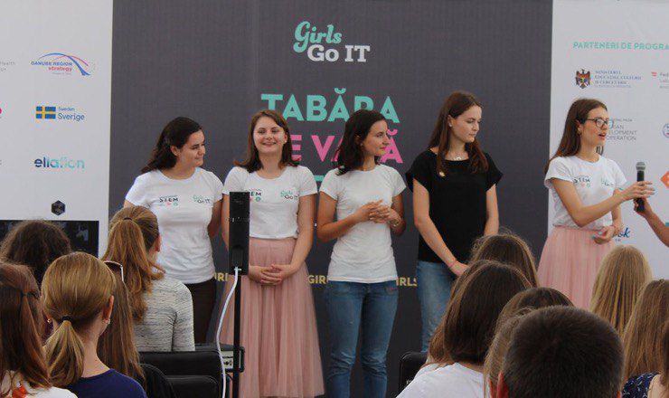 100 девушек с успехом закончили подготовку сегодня, 30 июля, в летнем лагере GirlsGоIt, организованном в Кишиневе. 