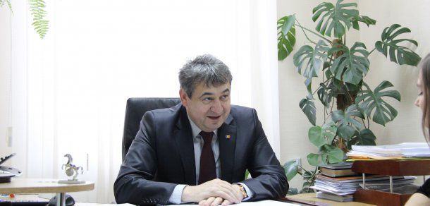 Cel dim urmă este cunoscut ca persoană care prin averile și relațiile sale controlează activitatea celor mai importante instituții ale statului, printre care și CNA.