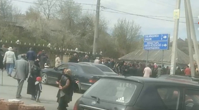 В городе Атаки Окницкого района более 100 человек приняли участие в похоронной процессии. 