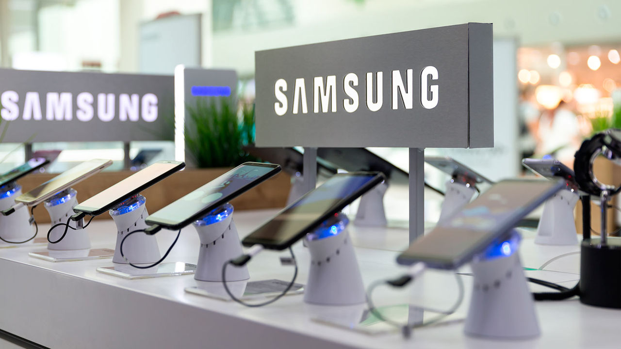 Samsung сокращает производство смартфонов на 30%.