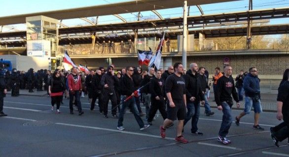 Polițiștii au fost nevoiți să facă uz de grenade cu gaze lacrimogene pentru a dispersa manifestanții din cele două tabere.