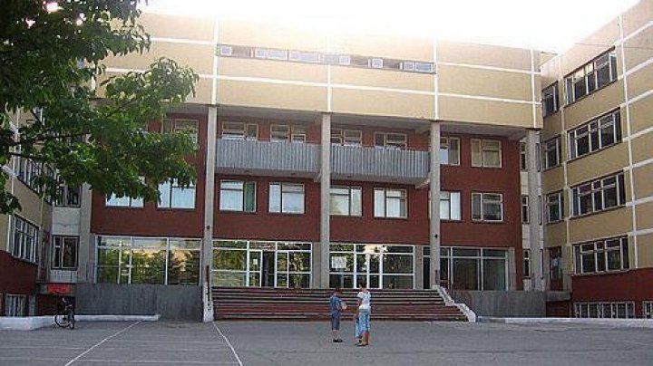 Elevilor din liceul Constantin Negruzzi din Capitală nu le este permis accesul afara în timpul pauzelor dintre ore. 