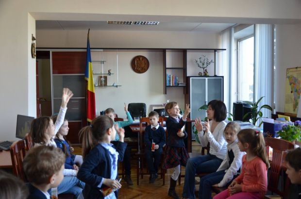 Un băiețel venit la întâlnire a ținut s-o îmbrățișeze pe Maia Sandu, iar apoi toți copiii i-au repetat gestul. Foto: ziarulnational.md