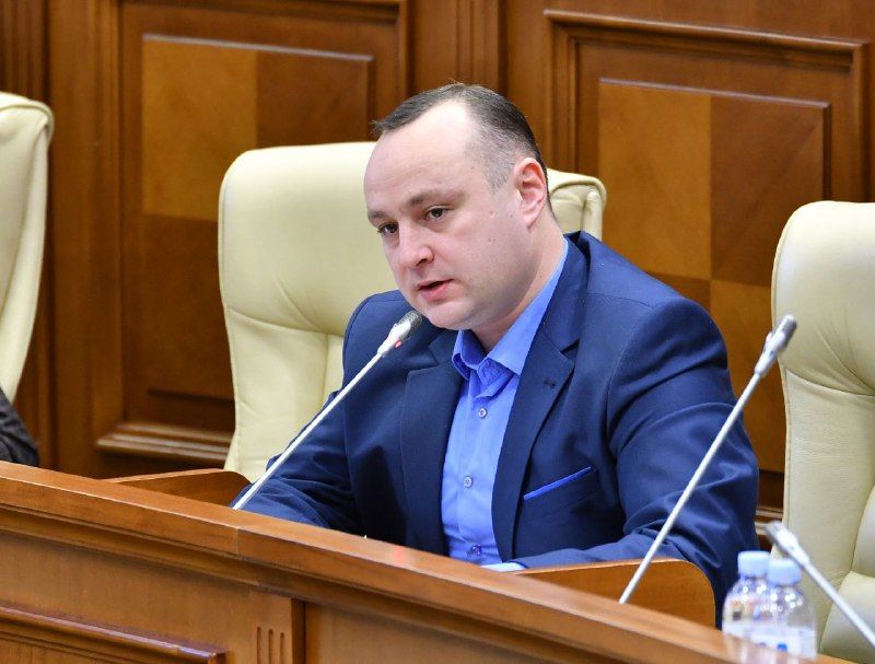 Депутат Партии социалистов Влад Батрынча поставил на место на заседании парламента демократа Корнела Дудника,
