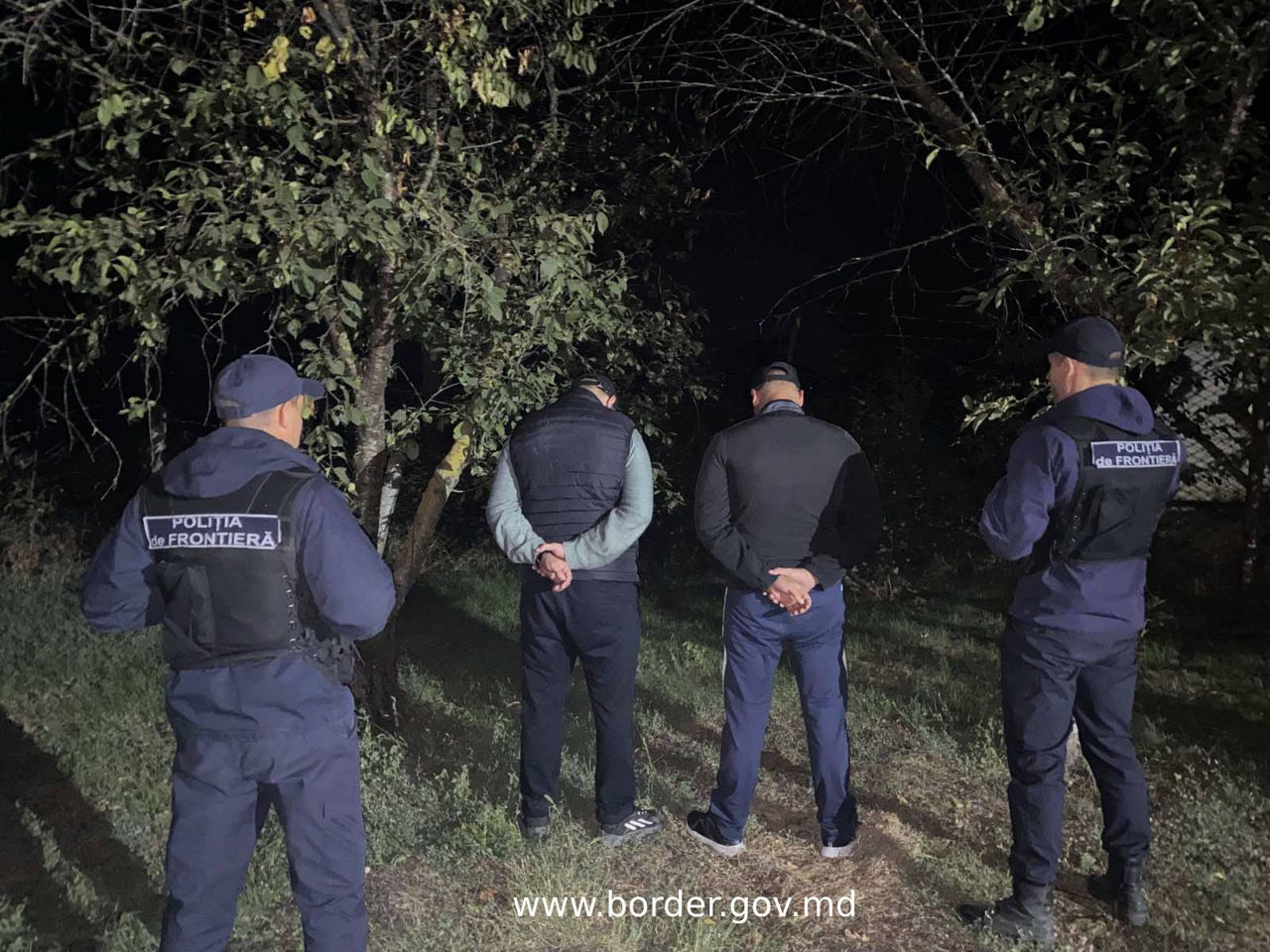 Пограничники задержали 2-х подозреваемых в организации нелегальной миграции.