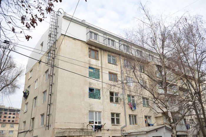 Primăria Chişinău anunță că lucrările de construire a mansardei la blocul de locuit din sectorul Botanica. Foto: chisinau.md