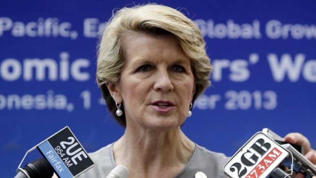 Ministrul de Externe al Australiei, Julie Bishop, a declarat că sancțiunile și interdicțiile se referă la cei care au pus în aplicare amenințările Rusiei la adresa suveranității și integrității Ucrainei.