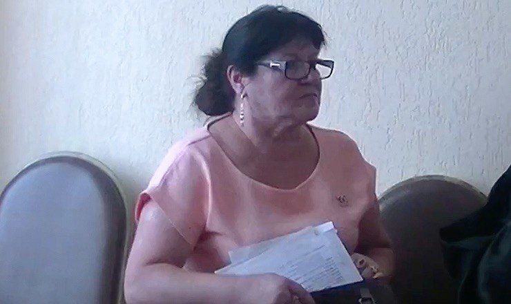 55-летняя женщина из Резины утверждает, что она подвергалась жестокому обращению со стороны трех полицейских, которые продолжают ее преследовать. 