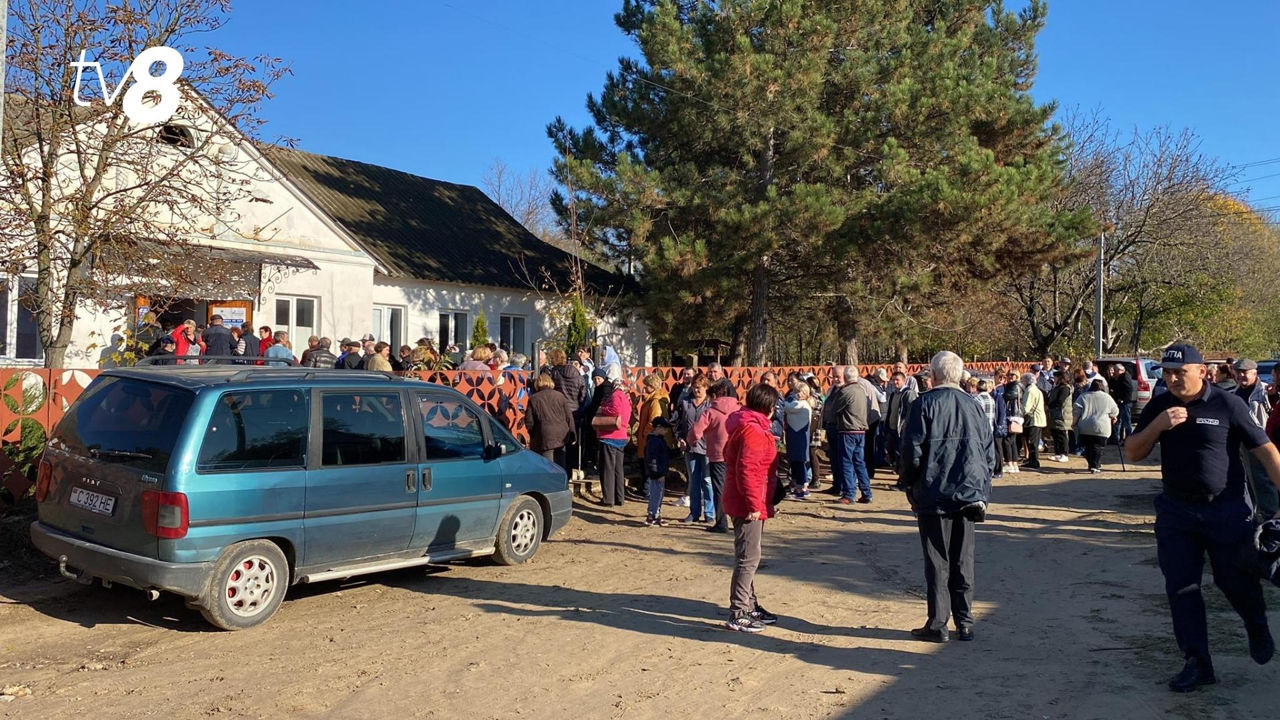 В Кочиерах образовались очереди у участков: избиратели не находят  себя в списках. Фото: TV8