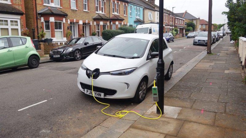 Stâlpii de iluminat public ar putea fi soluția perfectă pentru cei care au o mașină electrică. 