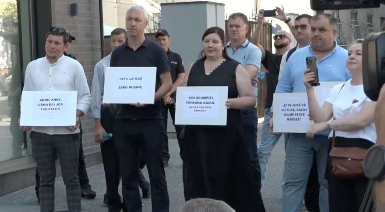 У здания НАРЭ организовали протест против повышения тарифа на газ.