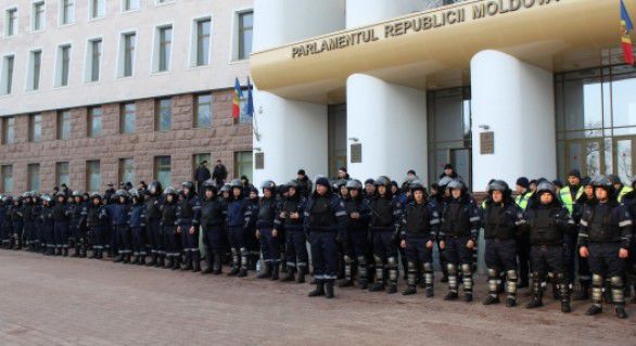 În prezent, poliția investighează cazurile de violență, persoanele în cauză fiind anchetate.