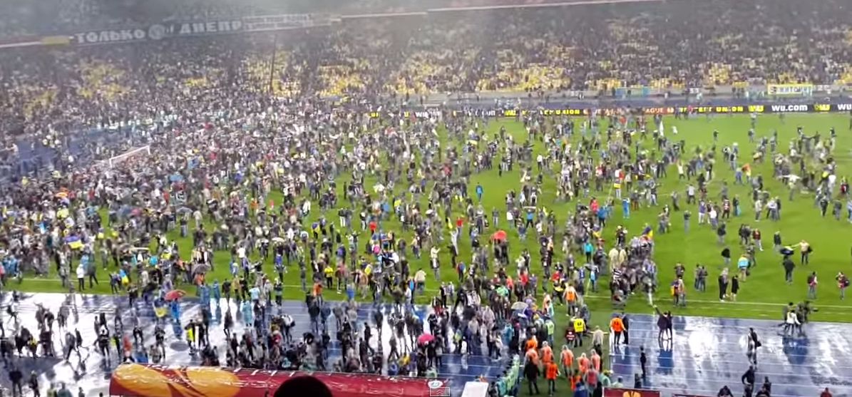 Фанаты "Днепра" устроили "Майдан" на поле киевского стадиона.