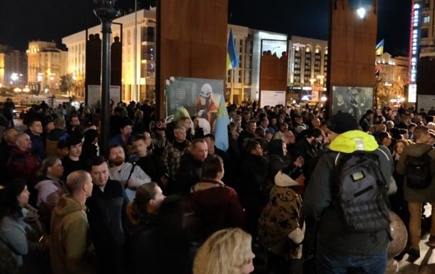 На Майдан Незалежности прибывают протестующие.