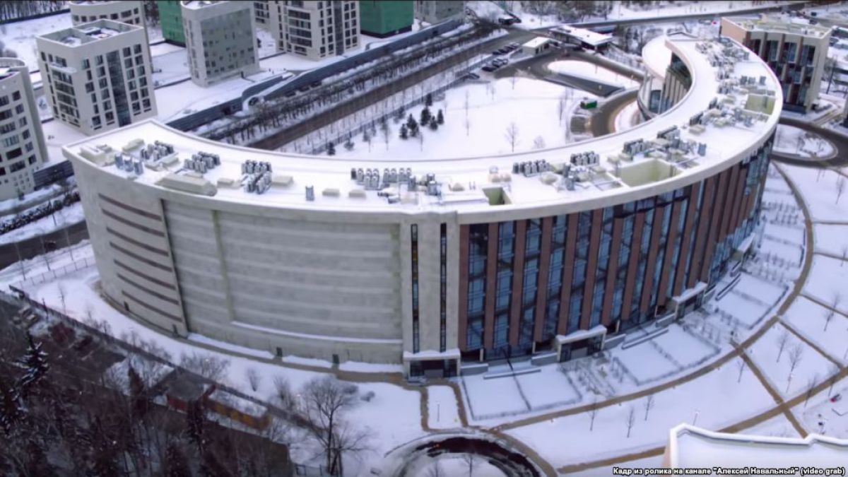 Un bloc de lux, lipsit de geamuri: Să nu vadă vila vicepremierului. Foto: Agora